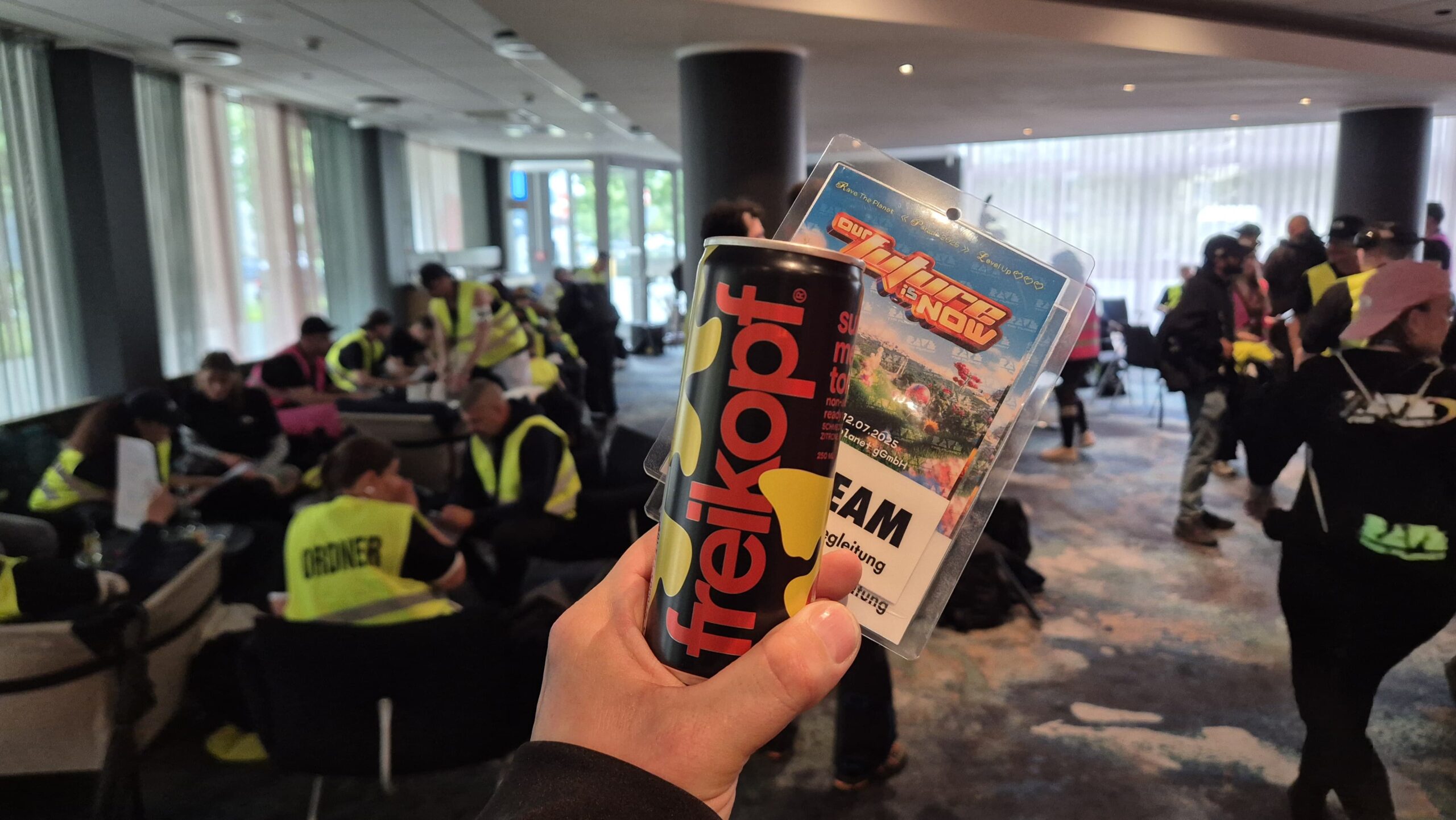 RAVE THE PLANET 2025 – „OUR FUTURE IS NOW“: Zwischen Euphorie, Einsatz und einem Schluck „freikopf“